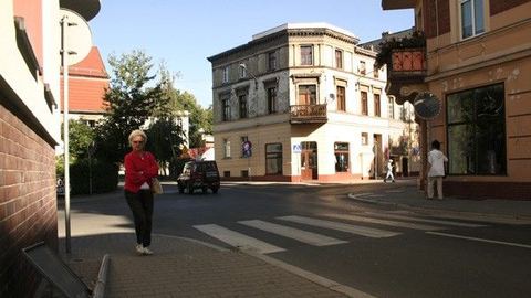Demolują znaki drogowe i kosze