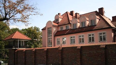 Kontrolowane kontakty przez kraty więzienia