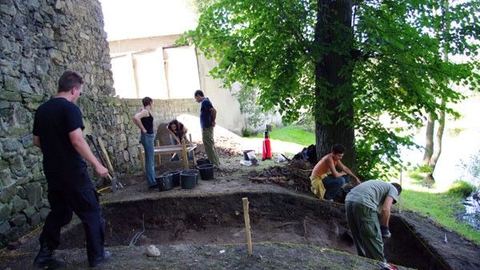 Archeolodzy goszczą w wieży w Siedlęcinie