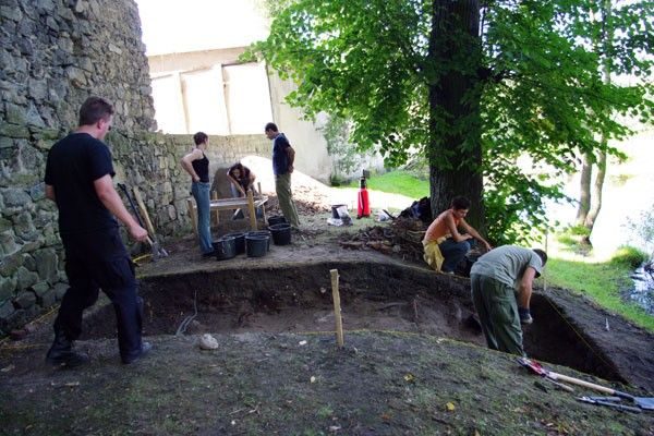 Archeolodzy goszczą w wieży w Siedlęcinie