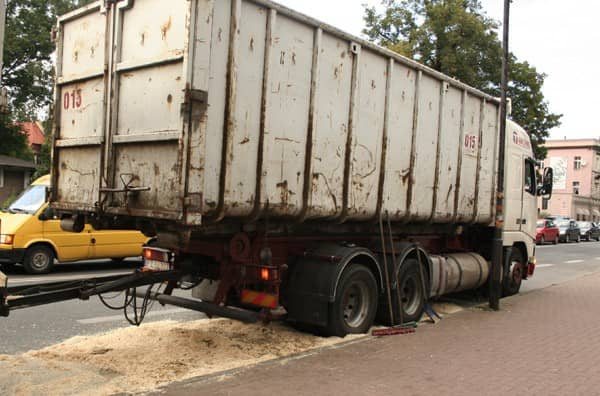 Około 50 litrów oleju wyciekło na ulicę Wojska Polskiego