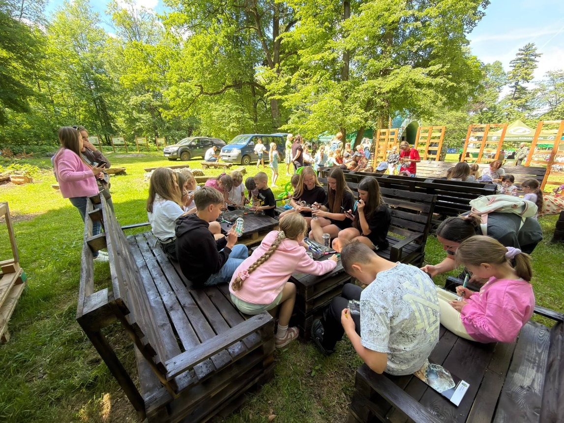 Ekologiczna zabawa w przypałacowym parku