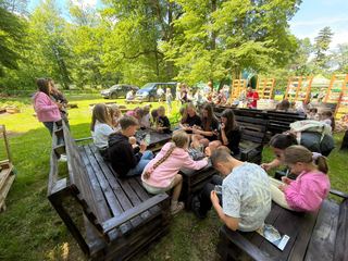 Ekologiczna zabawa w przypałacowym parku