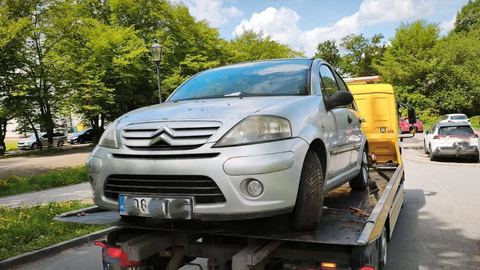 Porzucone auta kończą na lawetach
