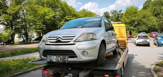 Porzucone auta kończą na lawetach