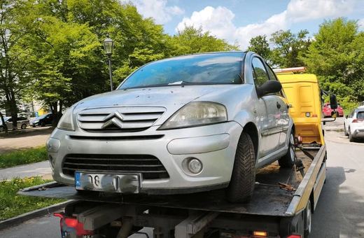 Porzucone auta kończą na lawetach