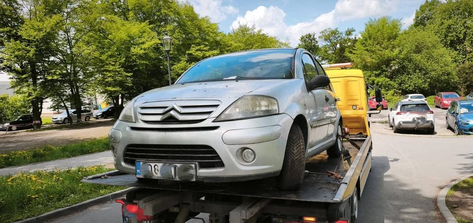 Porzucone auta kończą na lawetach