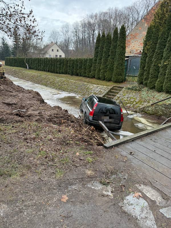 Wpadła autem do rzeki