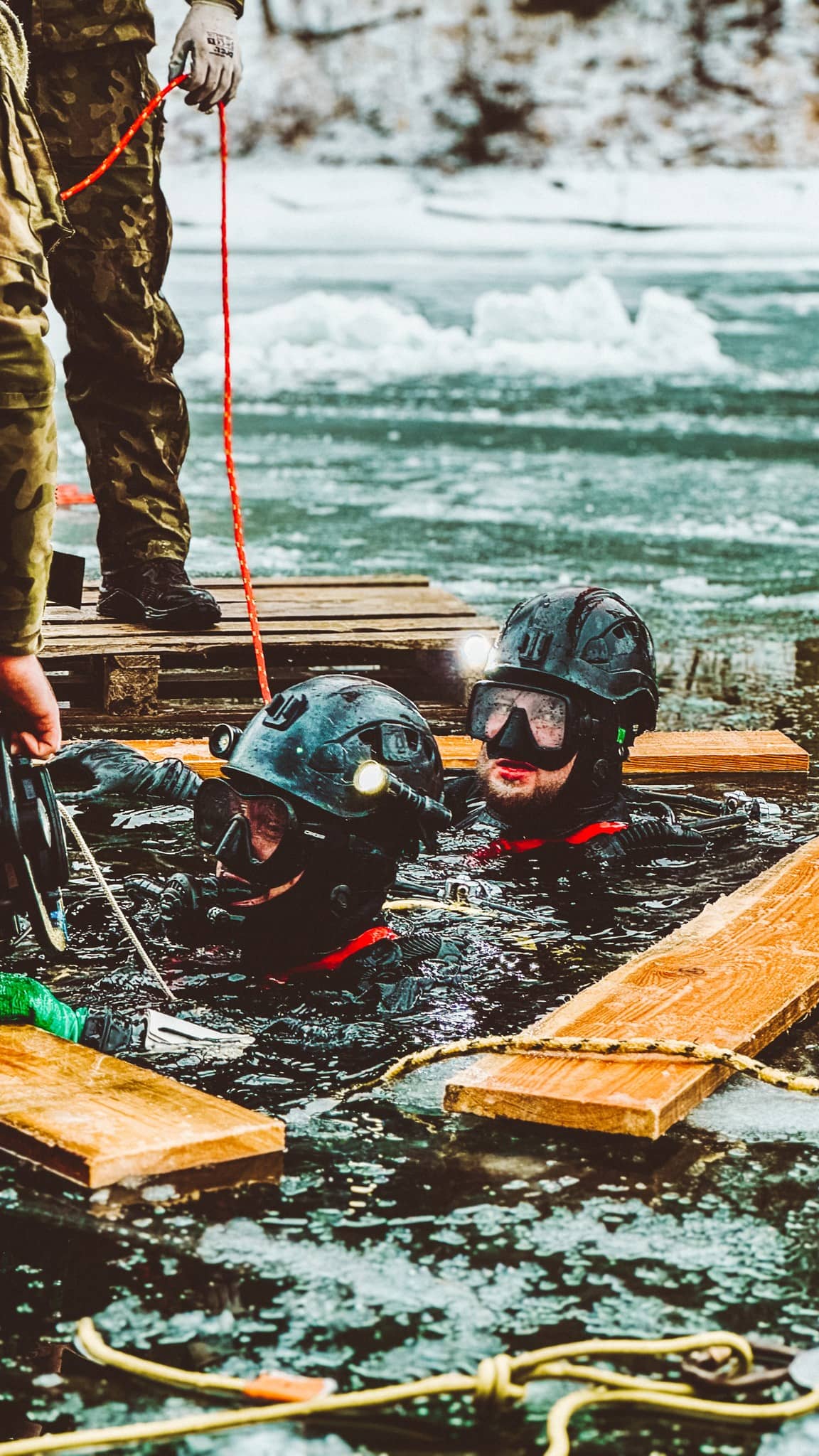 Niebezpieczna akcja nurków w lodowej toni