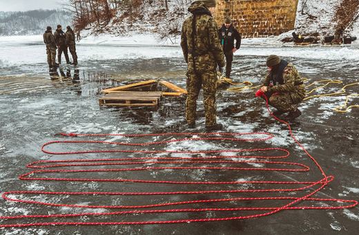 O skrzyniach z amunicją z jeziora, przebudowie basenu i emocjach na sesji powiatu