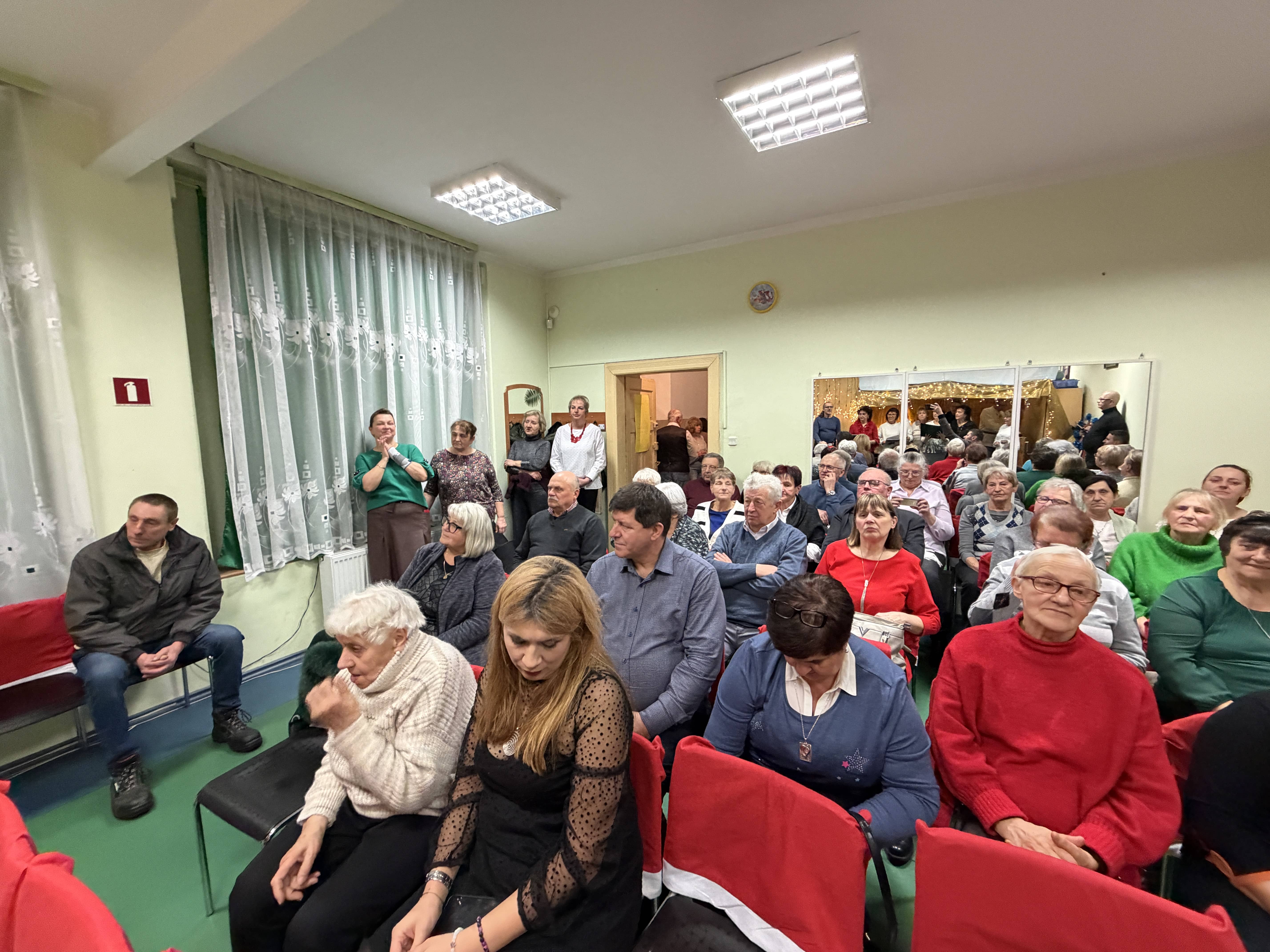 Świąteczna atmosfera kolędowania w Dziwiszowie
