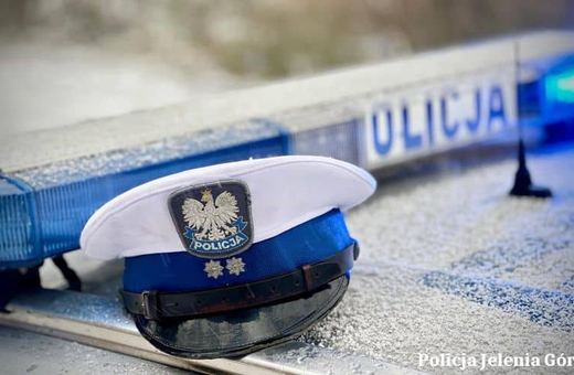 Bezpieczne ferie na drogach – apel jeleniogórskich policjantów do kierowców i turystów