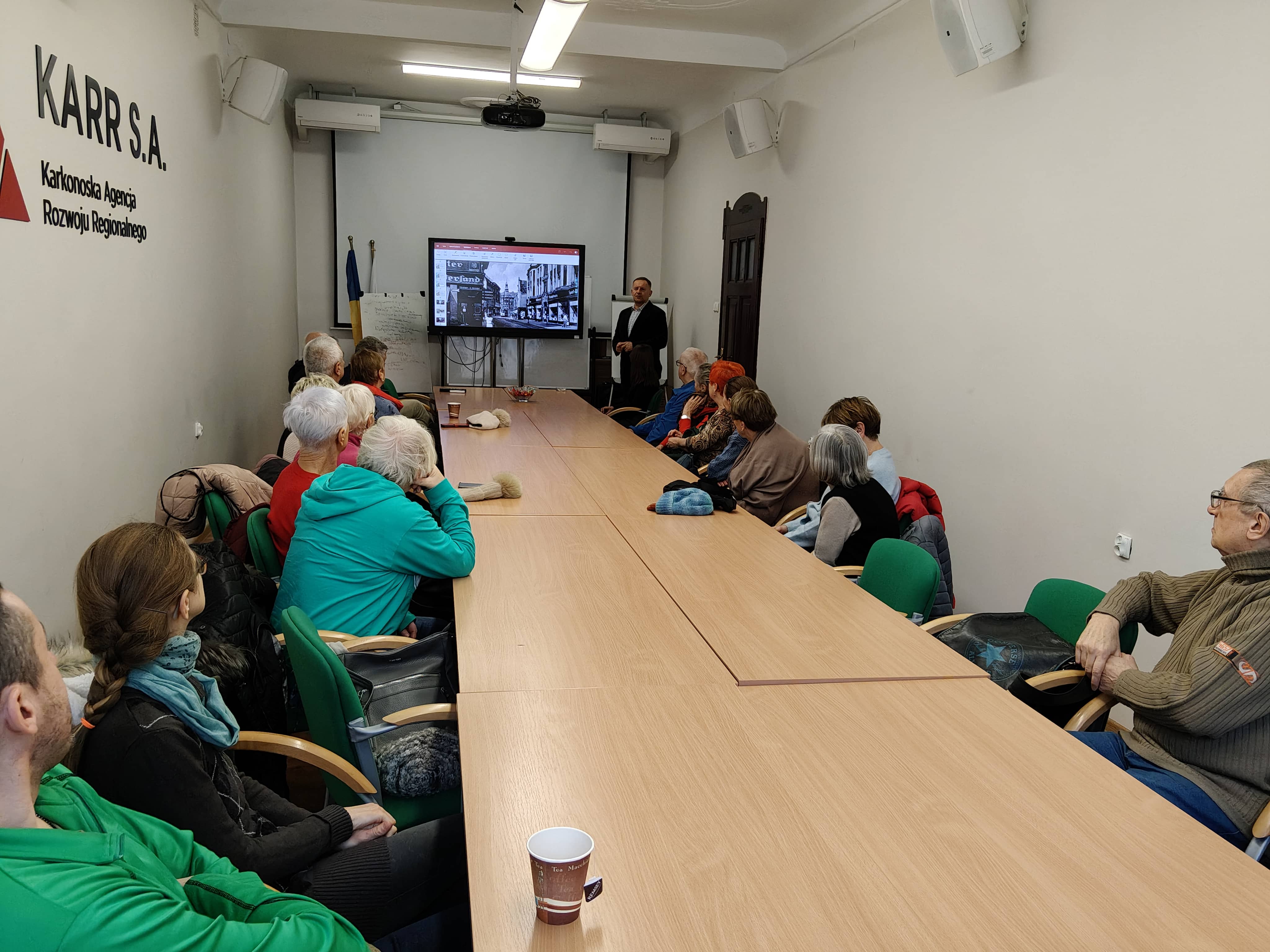 Spacer historyczno–krajoznawczy – do siedziby KARR–u