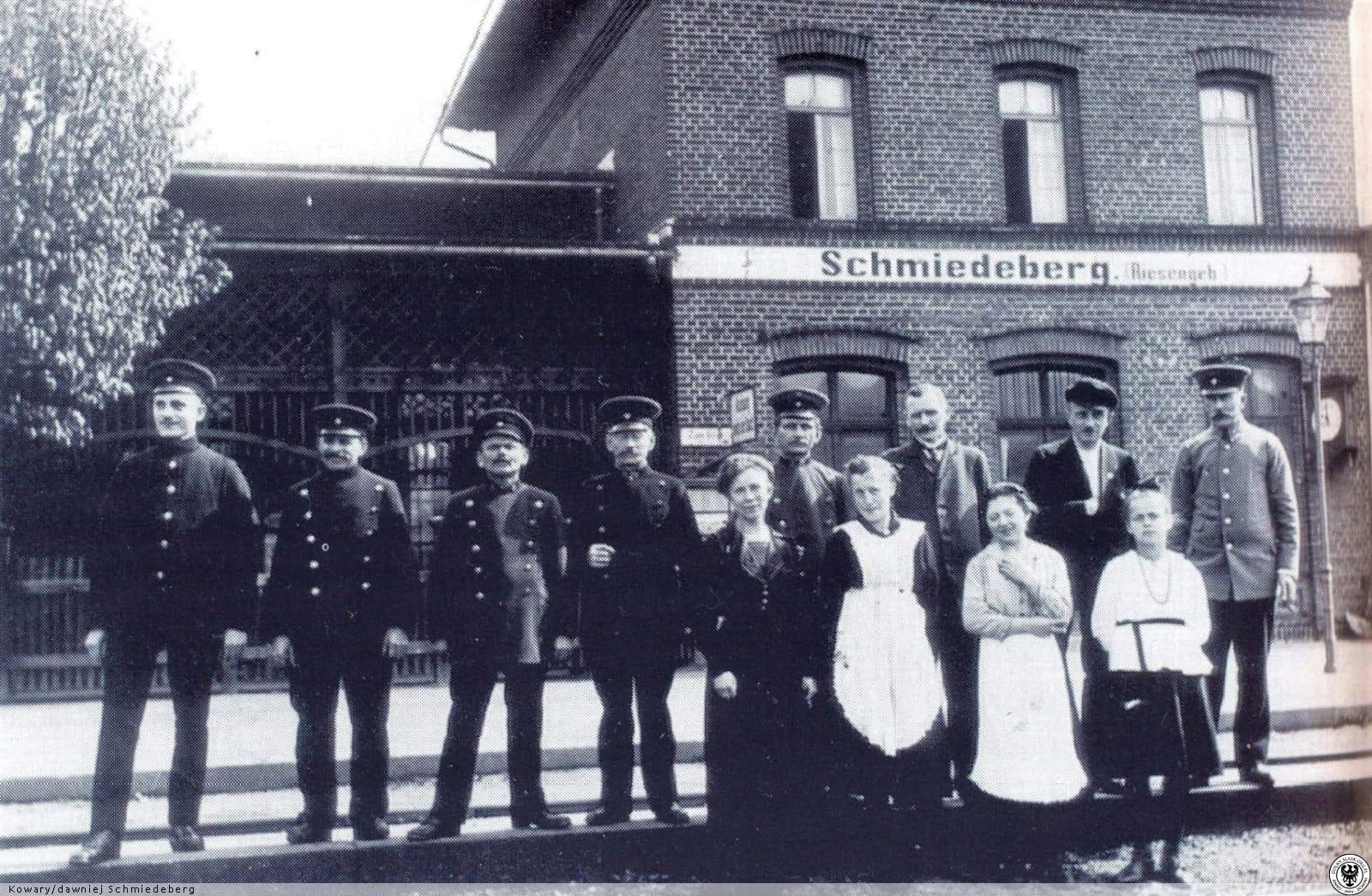 Przed dworcem kolejowym w Kowarach – lata 1910–1920