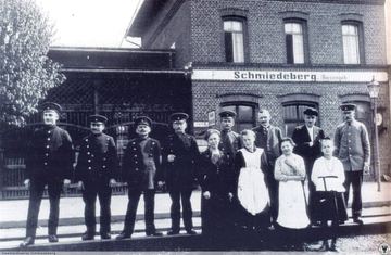 Przed dworcem kolejowym w Kowarach – lata 1910–1920