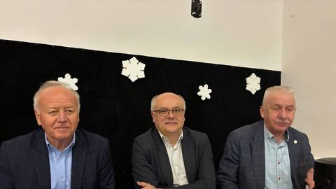 Na zdjęciu od lewej: radny powiatowy Eugeniusz Kleśta, radny wojewódzki Krzystof Mróz i wicestarosta Mirosław Górecki.
