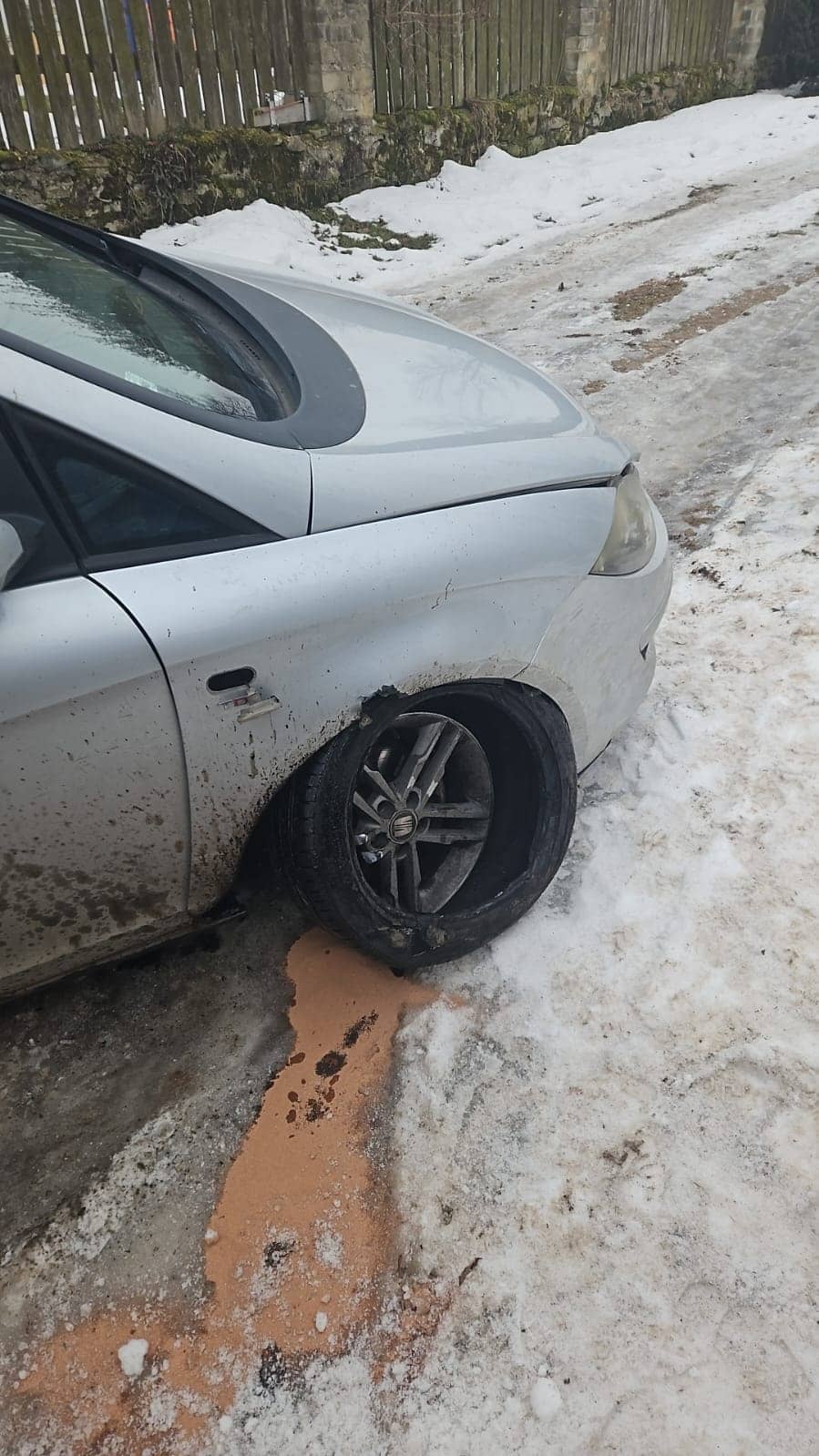 Pijany kierowca rozbił auto i próbował uciec