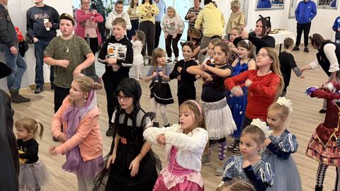 Bal karnawałowy w Siedlęcinie – radość, integracja i wspólna zabawa