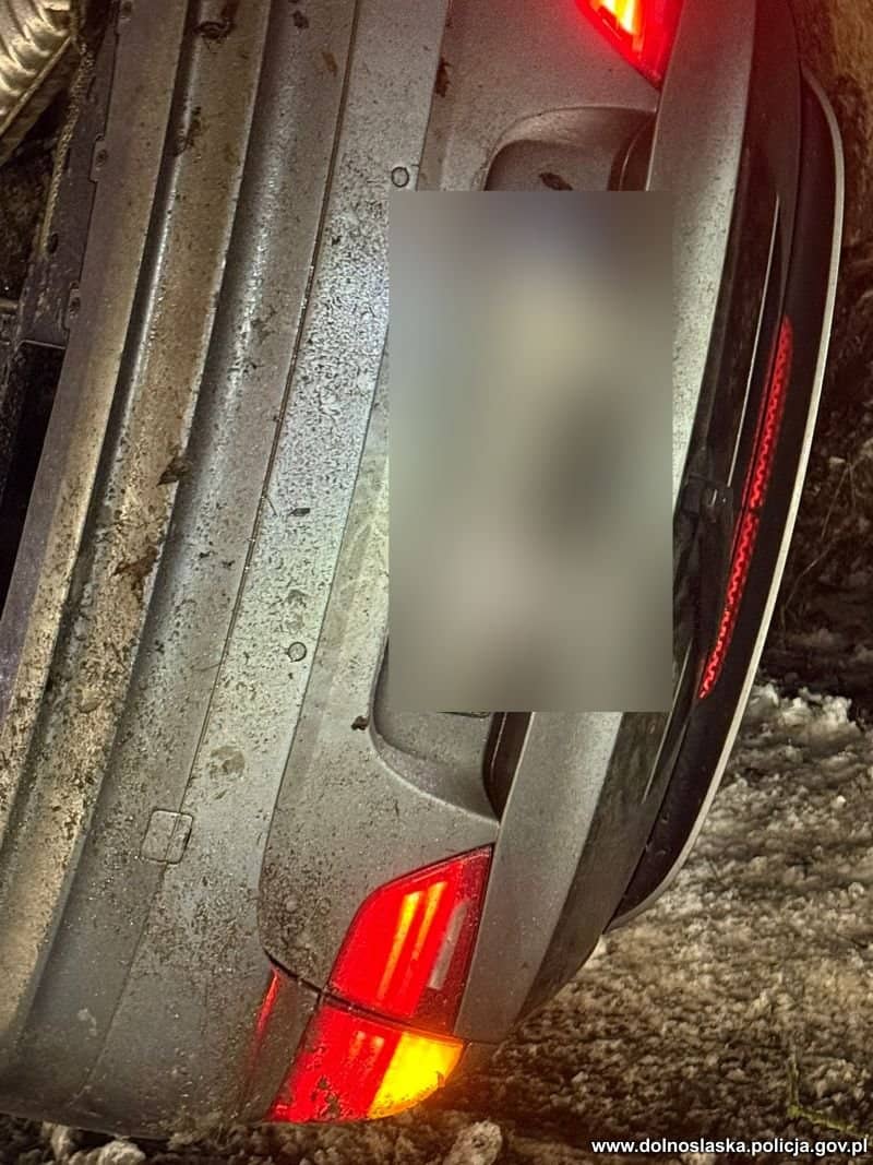 Wyciągnęli kierowcę z płonącego samochodu