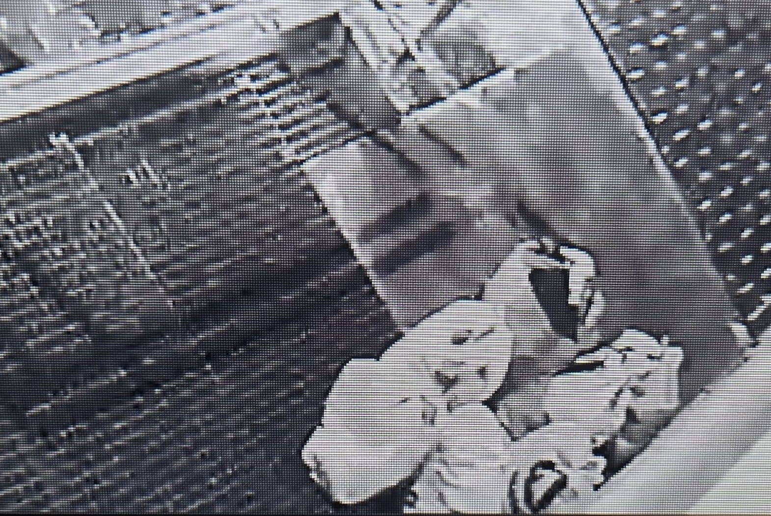 Nielegalny skład ubrań przy urzędzie