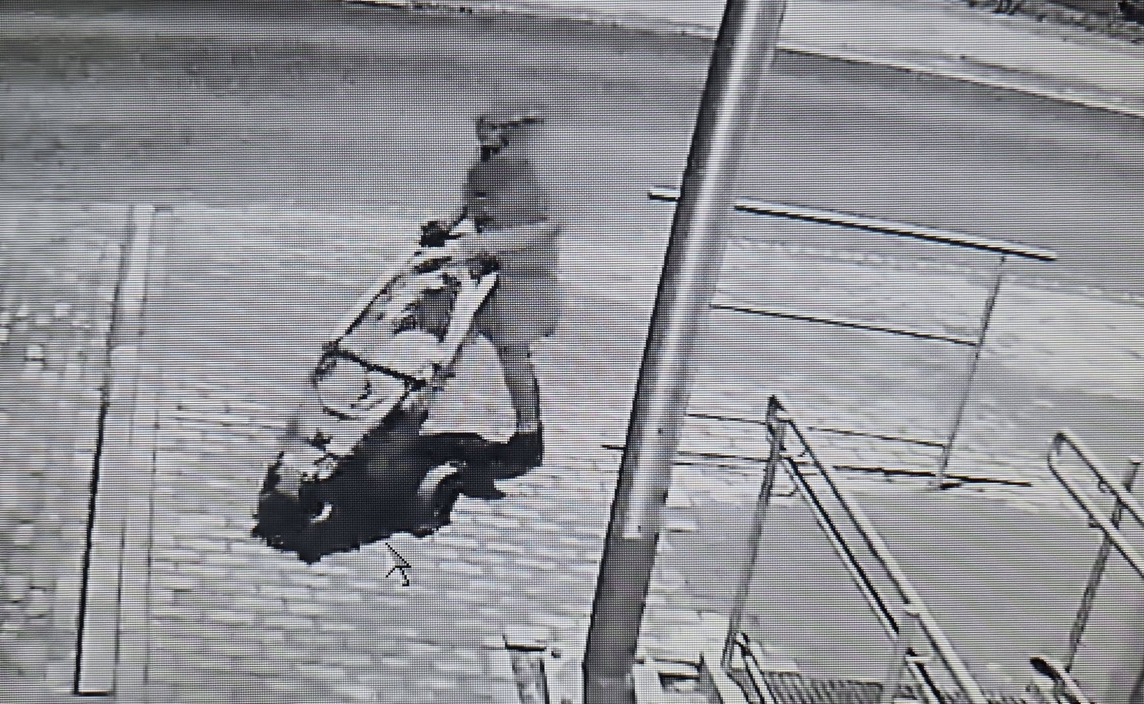 Nielegalny skład ubrań przy urzędzie