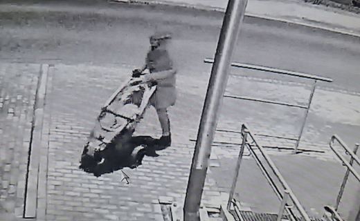 Nielegalny skład ubrań przy urzędzie