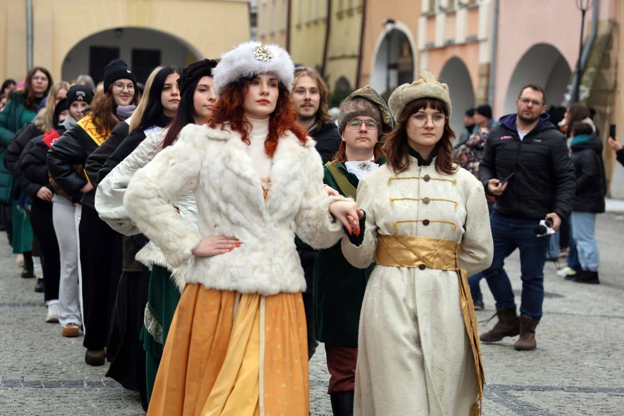 Maturzyści tańczyli poloneza
