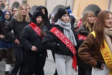 Maturzyści tańczyli poloneza