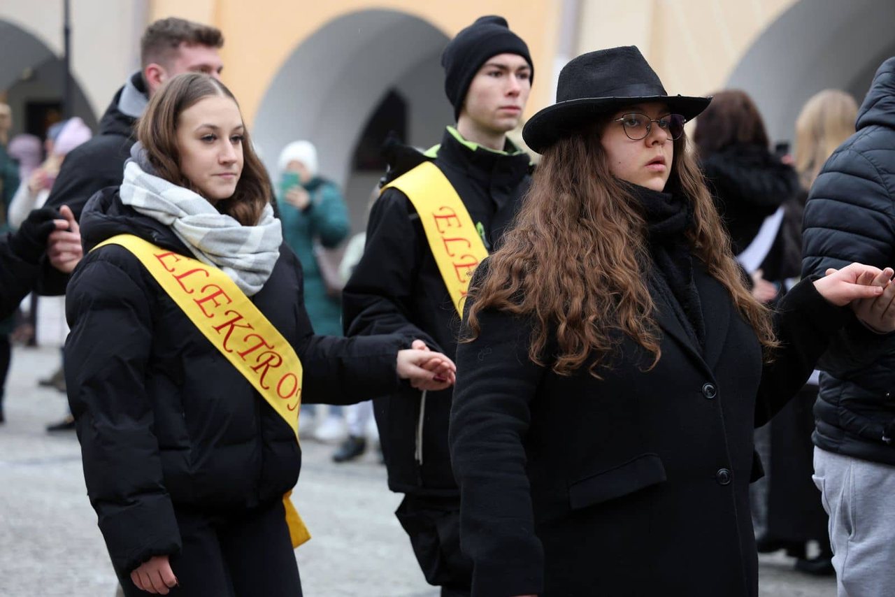 Maturzyści tańczyli poloneza
