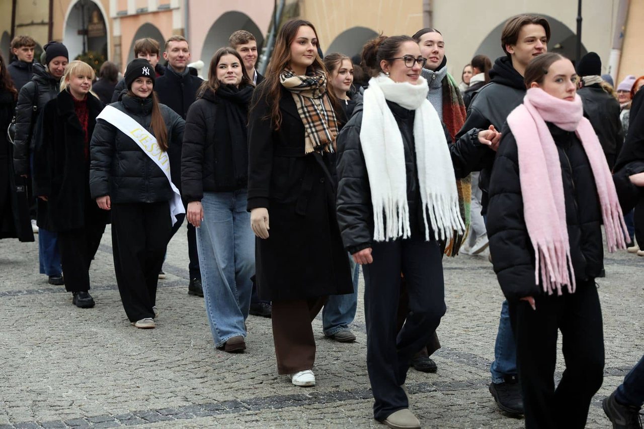 Maturzyści tańczyli poloneza