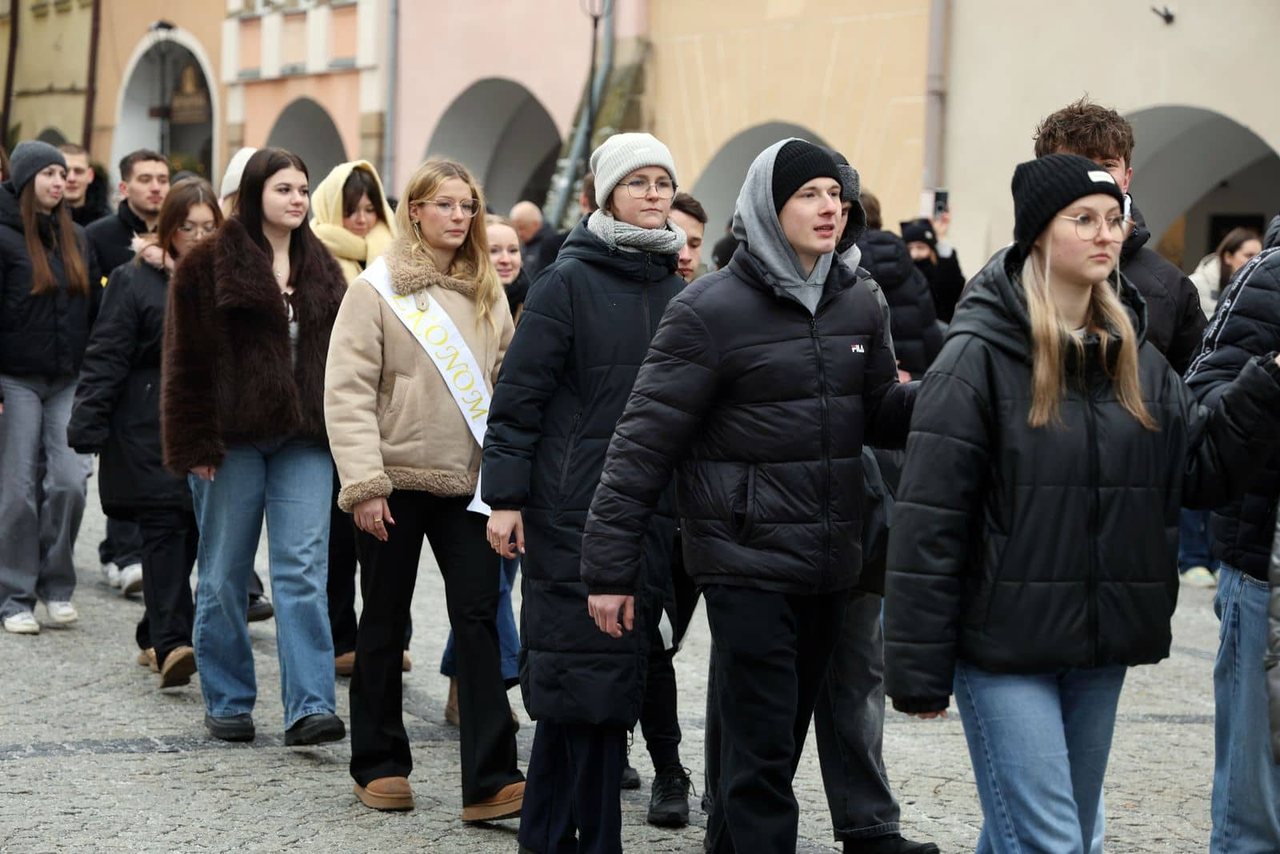Maturzyści tańczyli poloneza