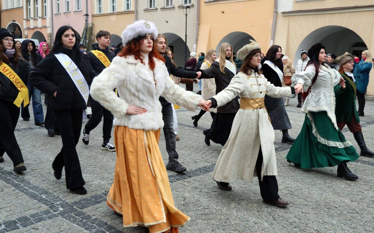 Maturzyści tańczyli poloneza