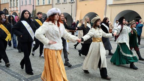 Maturzyści tańczyli poloneza