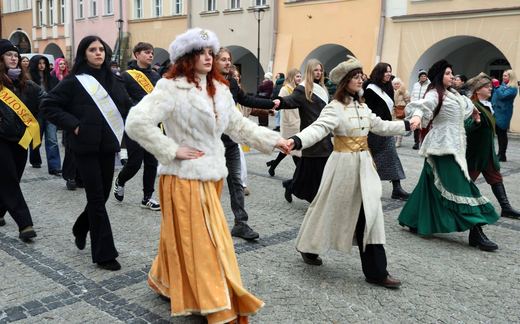 Maturzyści tańczyli poloneza