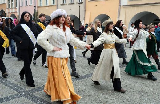 Maturzyści tańczyli poloneza