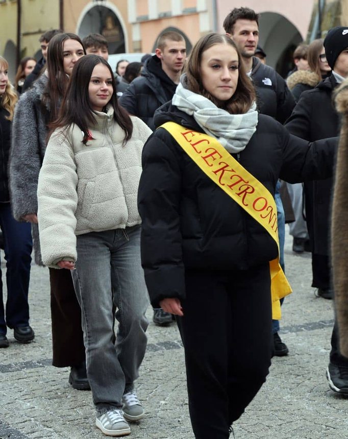 Maturzyści tańczyli poloneza