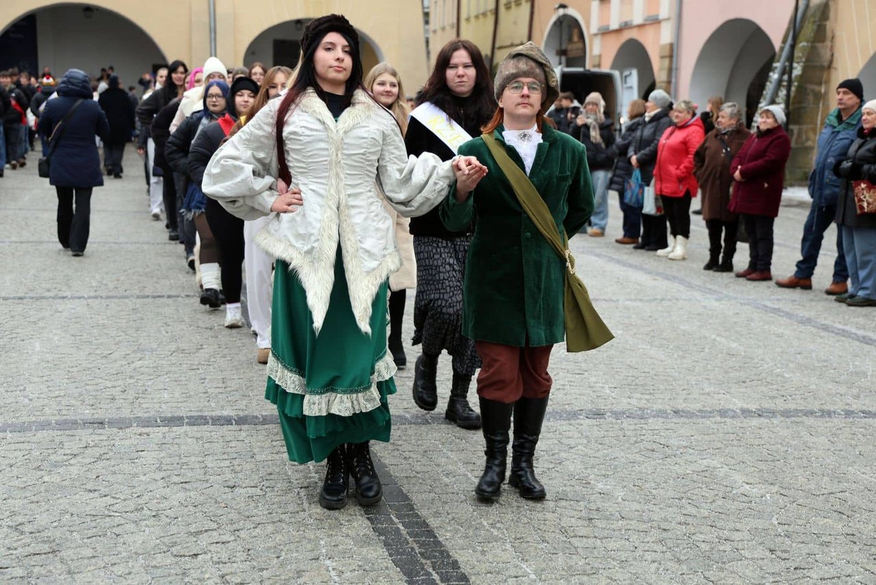 Maturzyści tańczyli poloneza