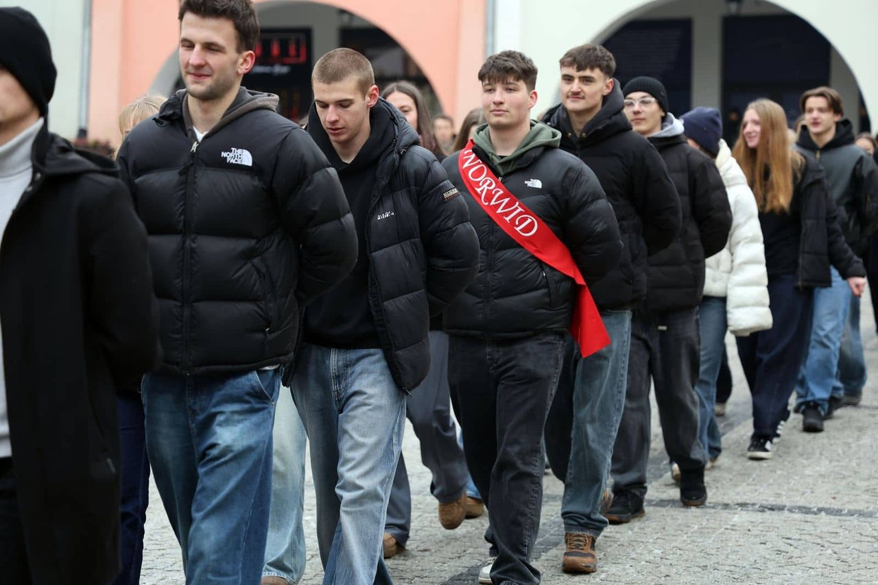 Maturzyści tańczyli poloneza