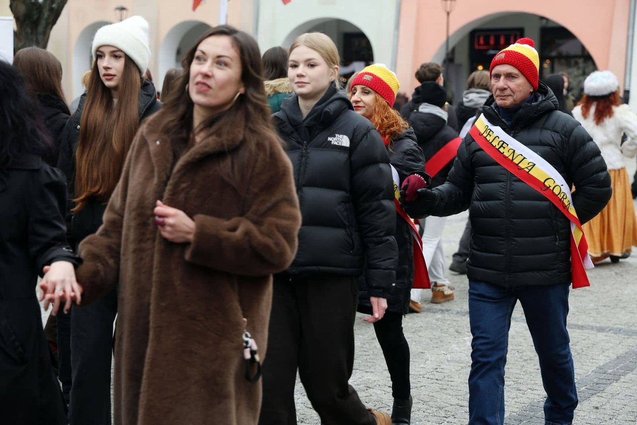 Maturzyści tańczyli poloneza