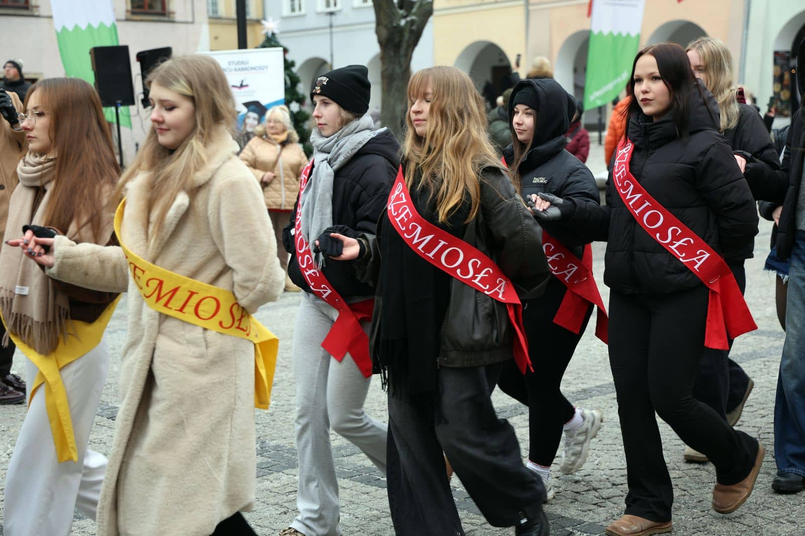 Maturzyści tańczyli poloneza
