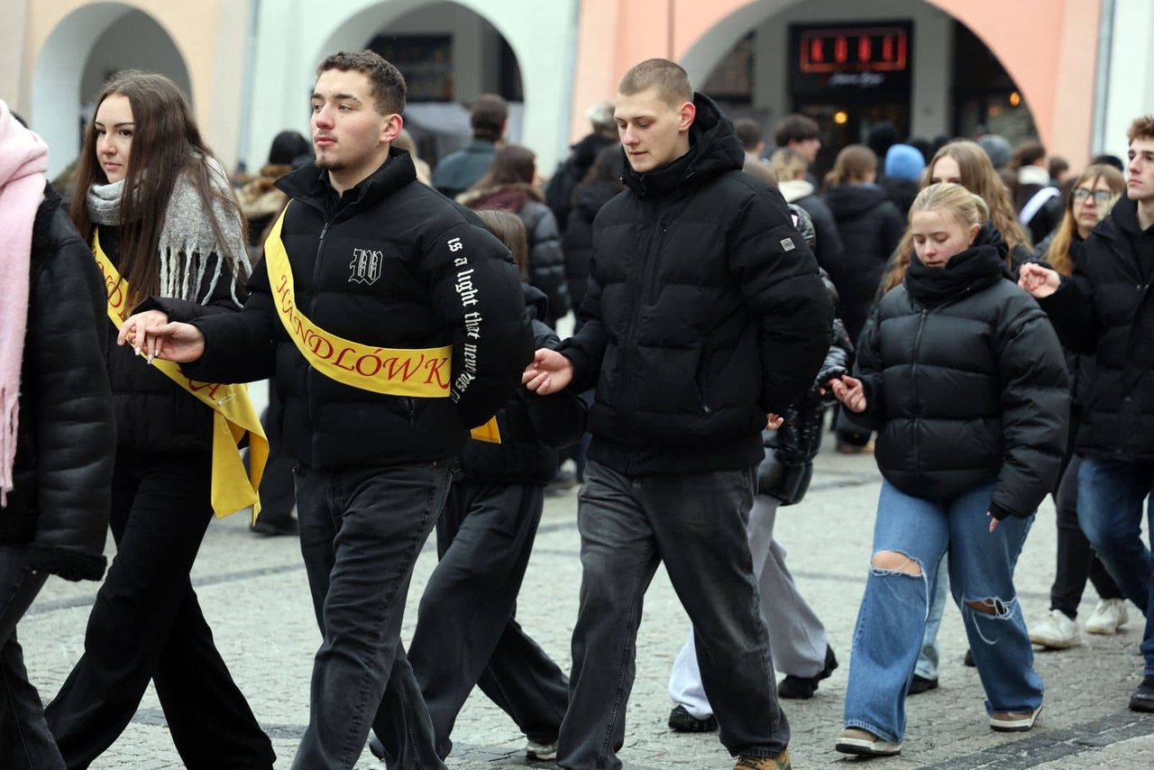 Maturzyści tańczyli poloneza