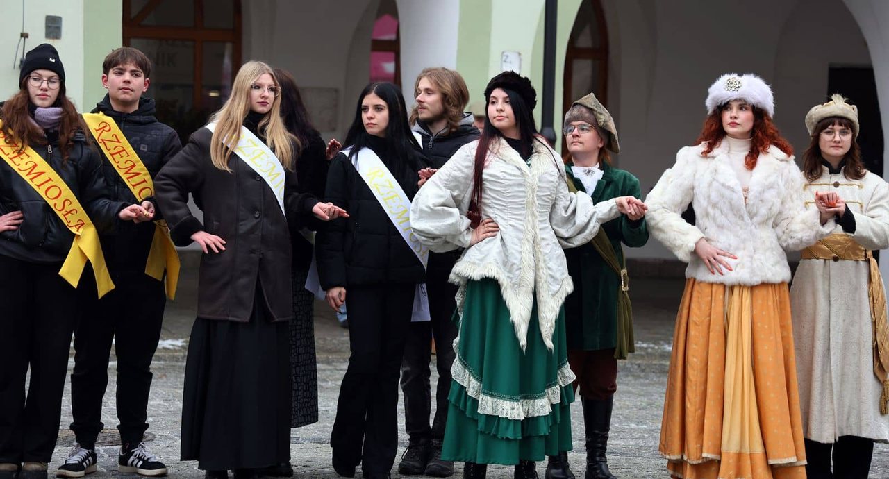 Maturzyści tańczyli poloneza