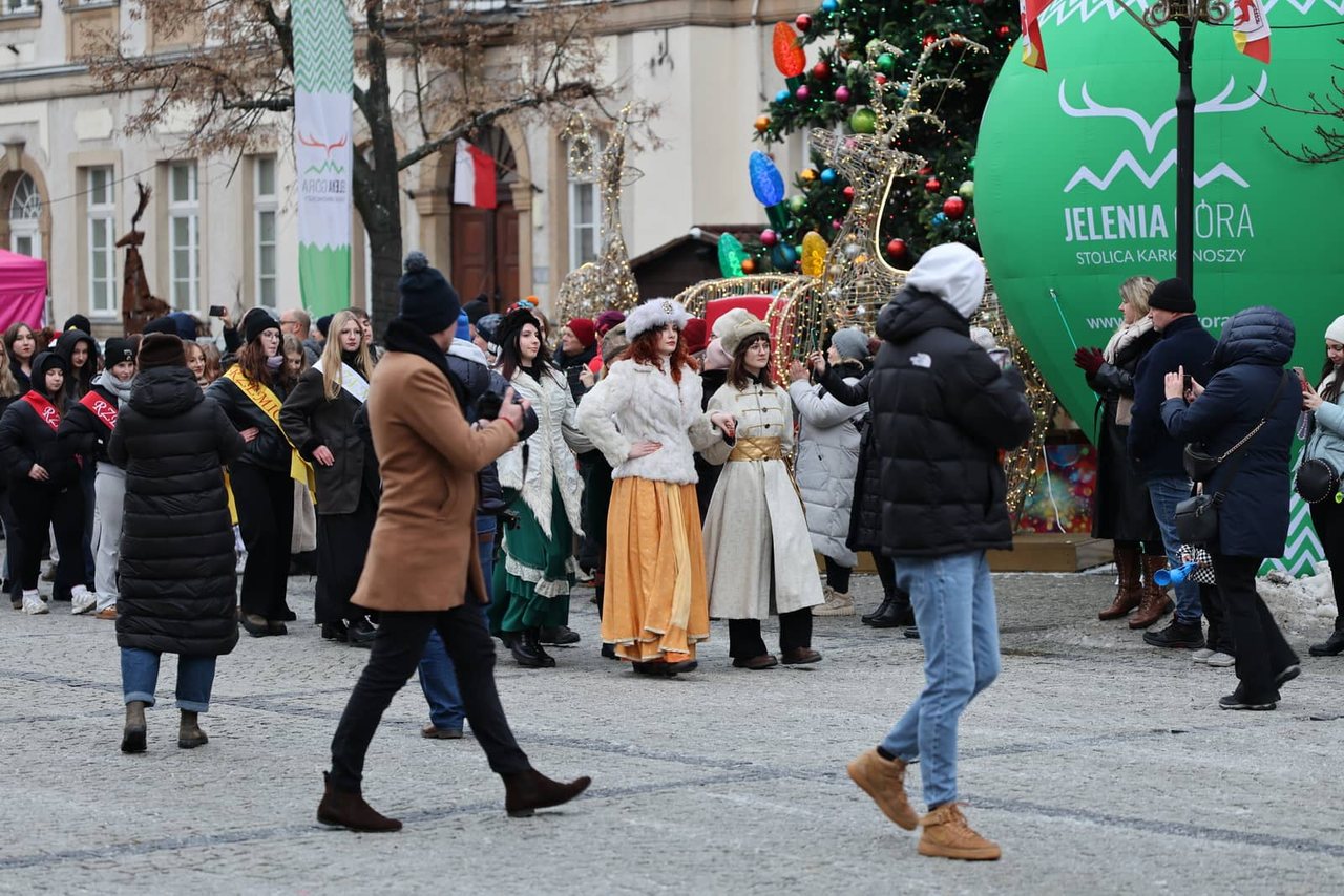 Maturzyści tańczyli poloneza