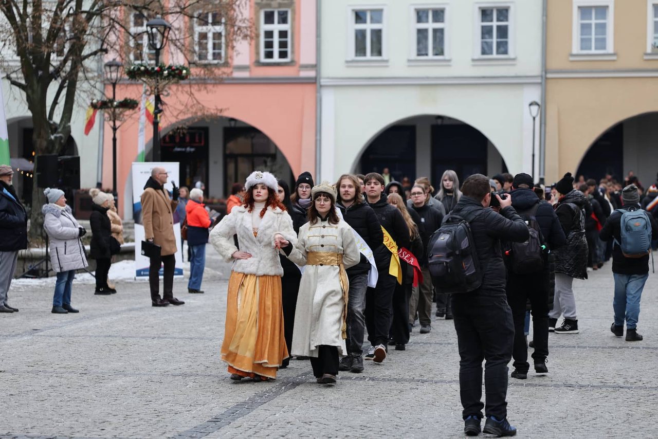 Maturzyści tańczyli poloneza