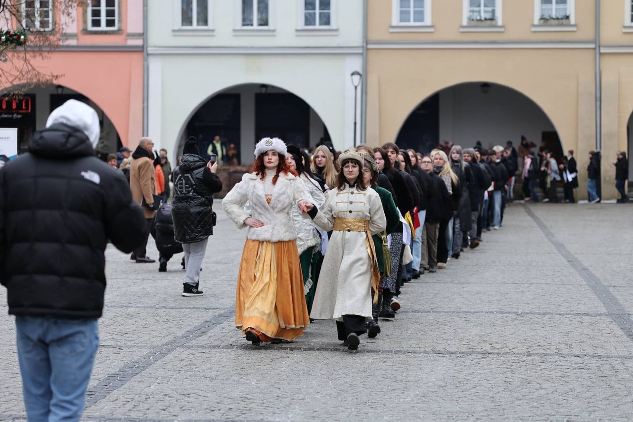 Maturzyści tańczyli poloneza