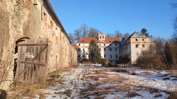 Dziwiszów – pałac na górskim grzbiecie