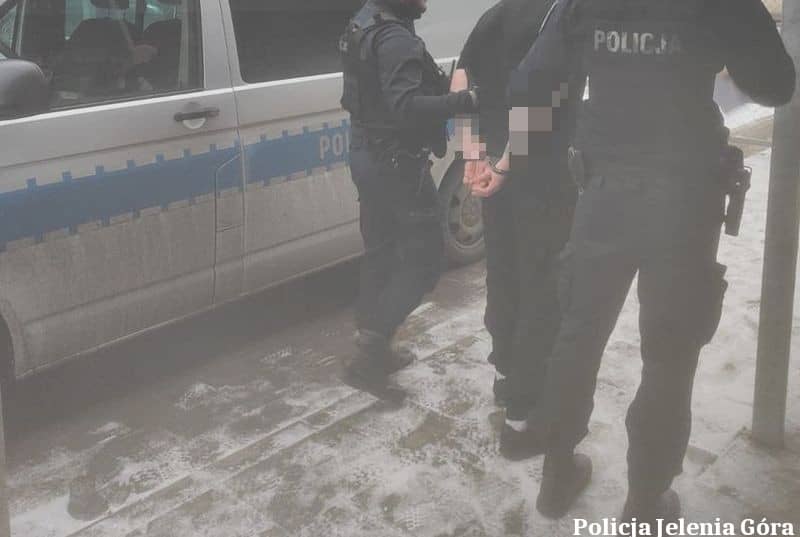 Z nożem zaatakował policjantów. Agresywny 44–latek tymczasowo aresztowany