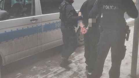 Z nożem zaatakował policjantów. Agresywny 44–latek tymczasowo aresztowany
