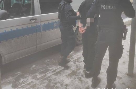Z nożem zaatakował policjantów. Agresywny 44–latek tymczasowo aresztowany