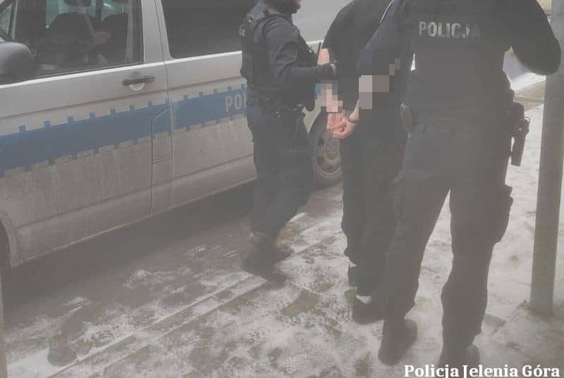 Z nożem zaatakował policjantów. Agresywny 44–latek tymczasowo aresztowany